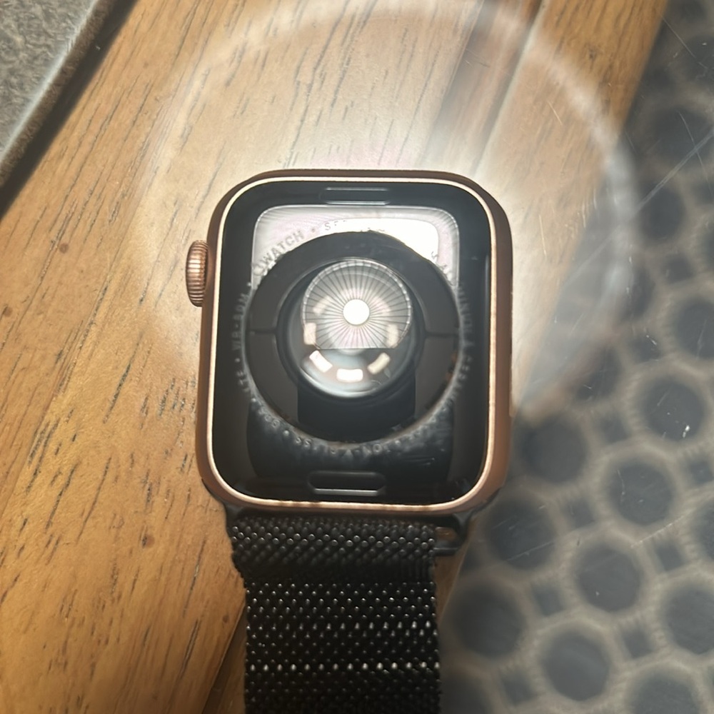 IWatch Series 5 Rose Gold 40mm - With Stainless Steel Mesh Loop Magnetic Band - Picture 3 of 3